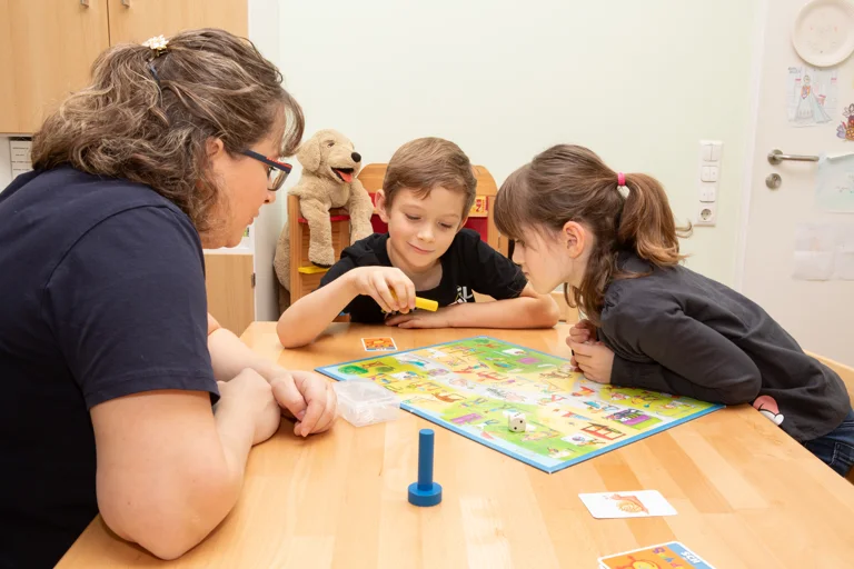 Hier sehen Sie die spielerische Arbeit der Logopädie mit Kindern in Landau an der Isar!
