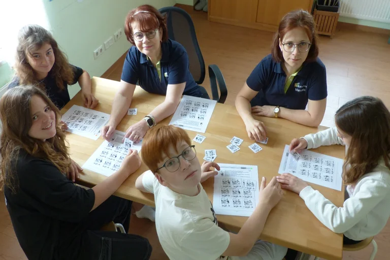 Hier sehen Sie eine Gruppe des Marburger Konzentrationstrainings mit Schulkindern!
