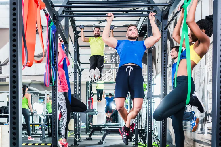 Hier sehen Sie eine Gruppe beim Muskelaufbau Training im Fitnessstudio in Landau an der Isar!