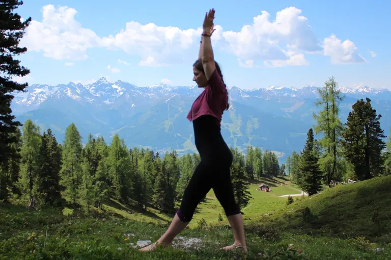 Hier sehen Sie unsere Yoga-Lehrerin in den Bergen bei einer Yoga-Praxis!
