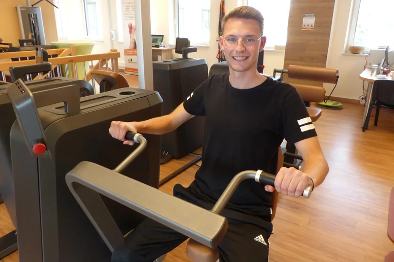 Hier sehen Sie ein Mitglied beim Zirkeltraining im FTZ Lehermeier in Landau an der Isar!
