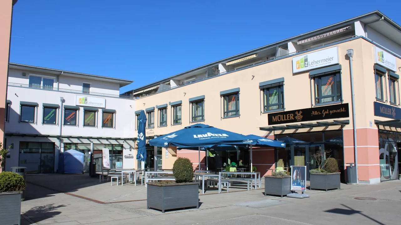 Hier sehen Sie die Hacker-Villa mit dem Fitnessstudio und Therapiezentrum FTZ Lehermeier in Landau an der Isar!
